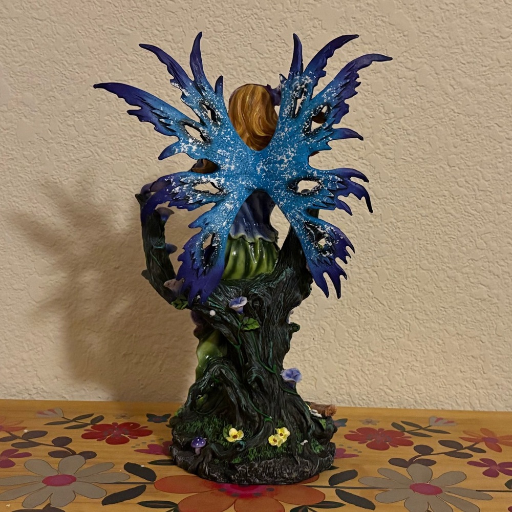 FC Design Blue Spring Fairy w/ Hummingbird Statue - Picture 3 of 8